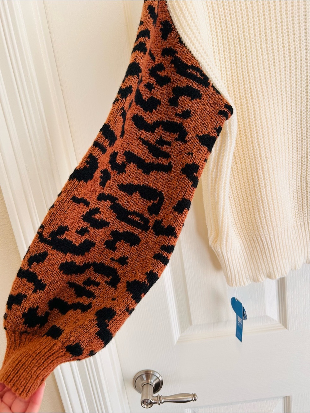 🐆 Cupshe Black & Cream V-Neck Sweater w/ Rust Leopard Sleeves 🐆 - Picture 5 of 7